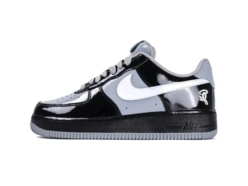 Lateral view of the left shoe showing the white swoosh and the embroidered Syna logo on the heel.