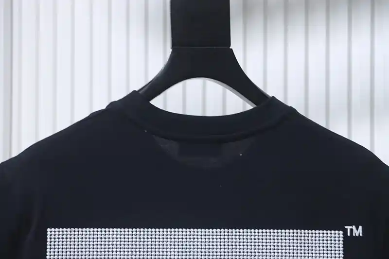 Neckline