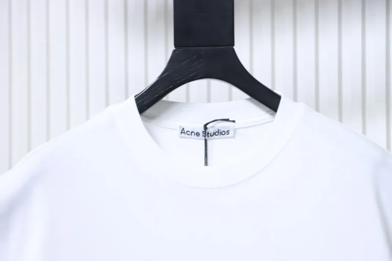 Neckline