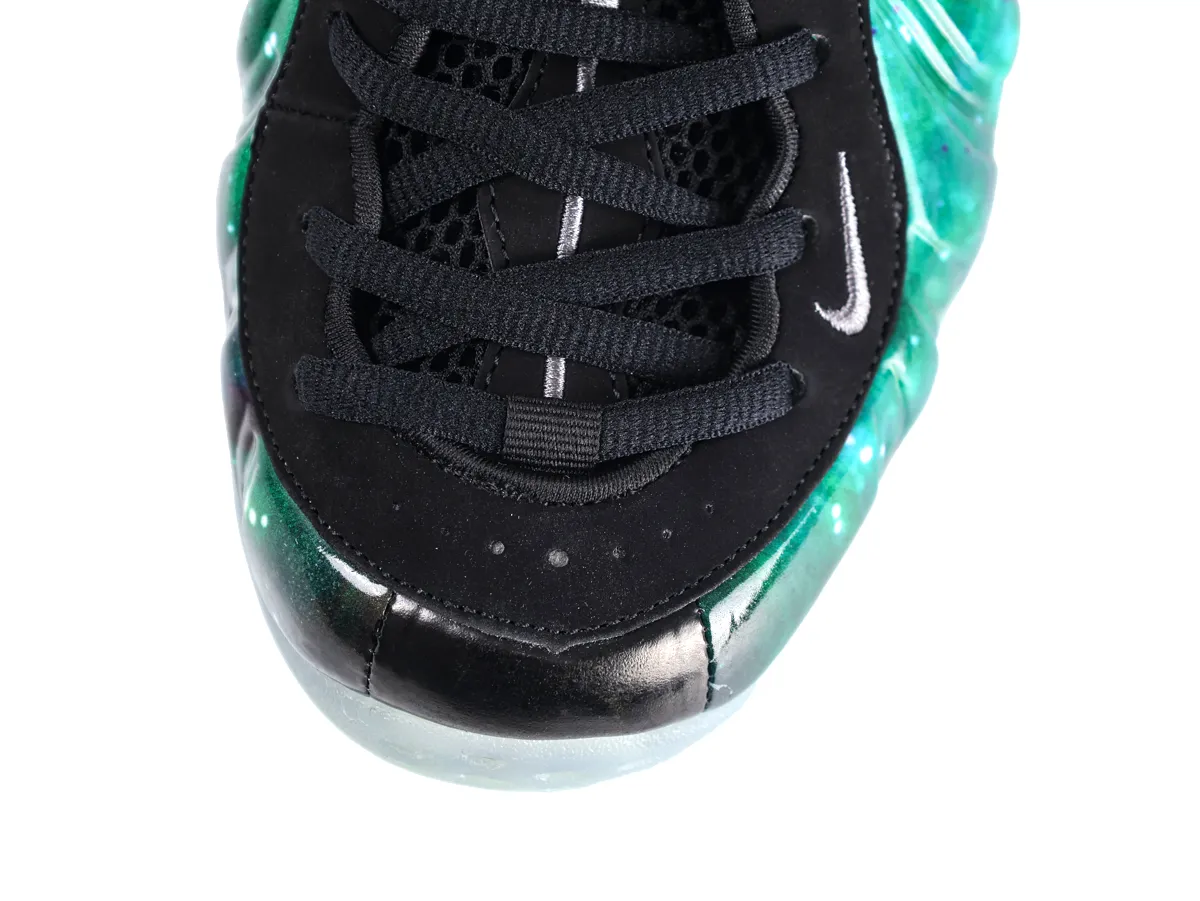 Mesh Toe Box and shoe Lace Detail
