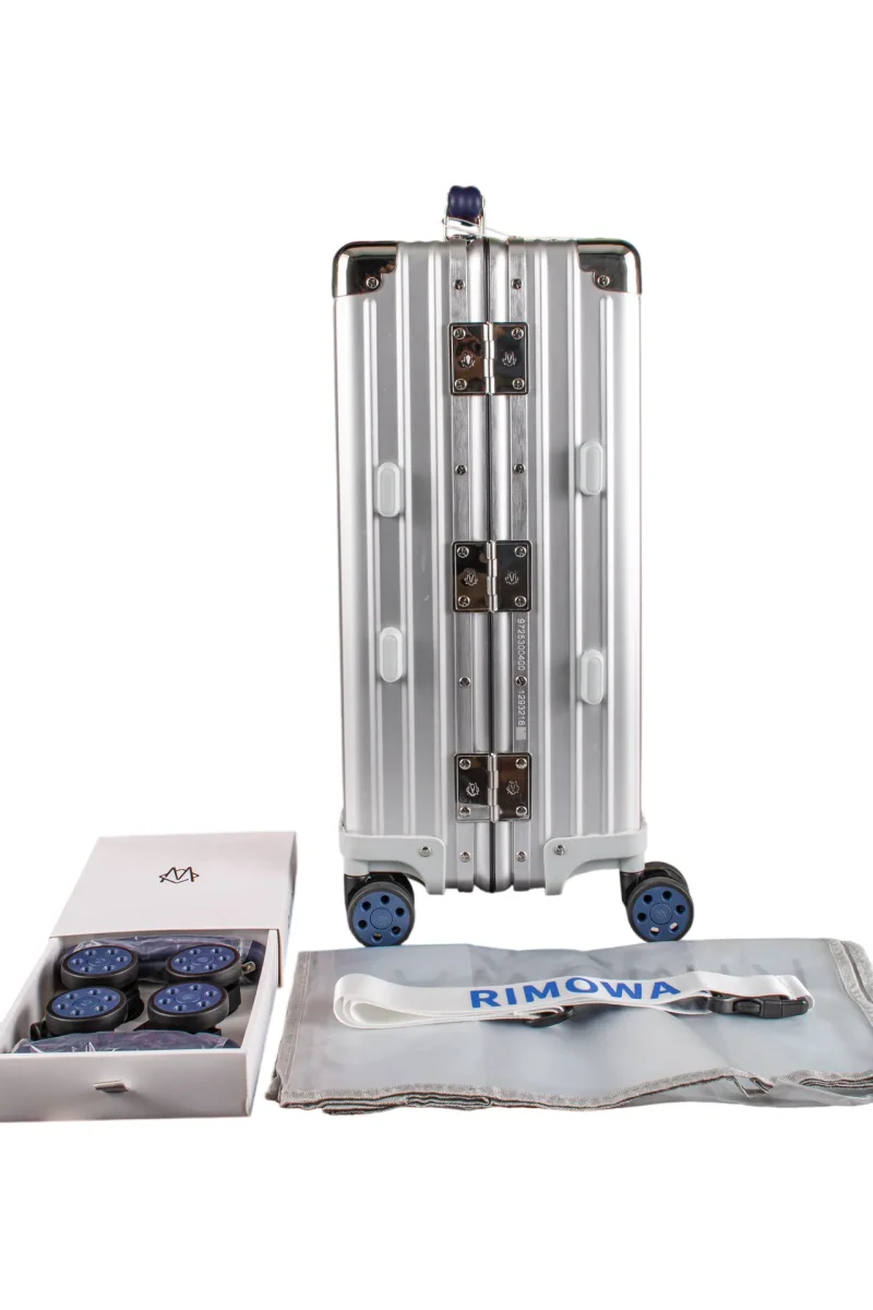 Aluminum luggage with accessories