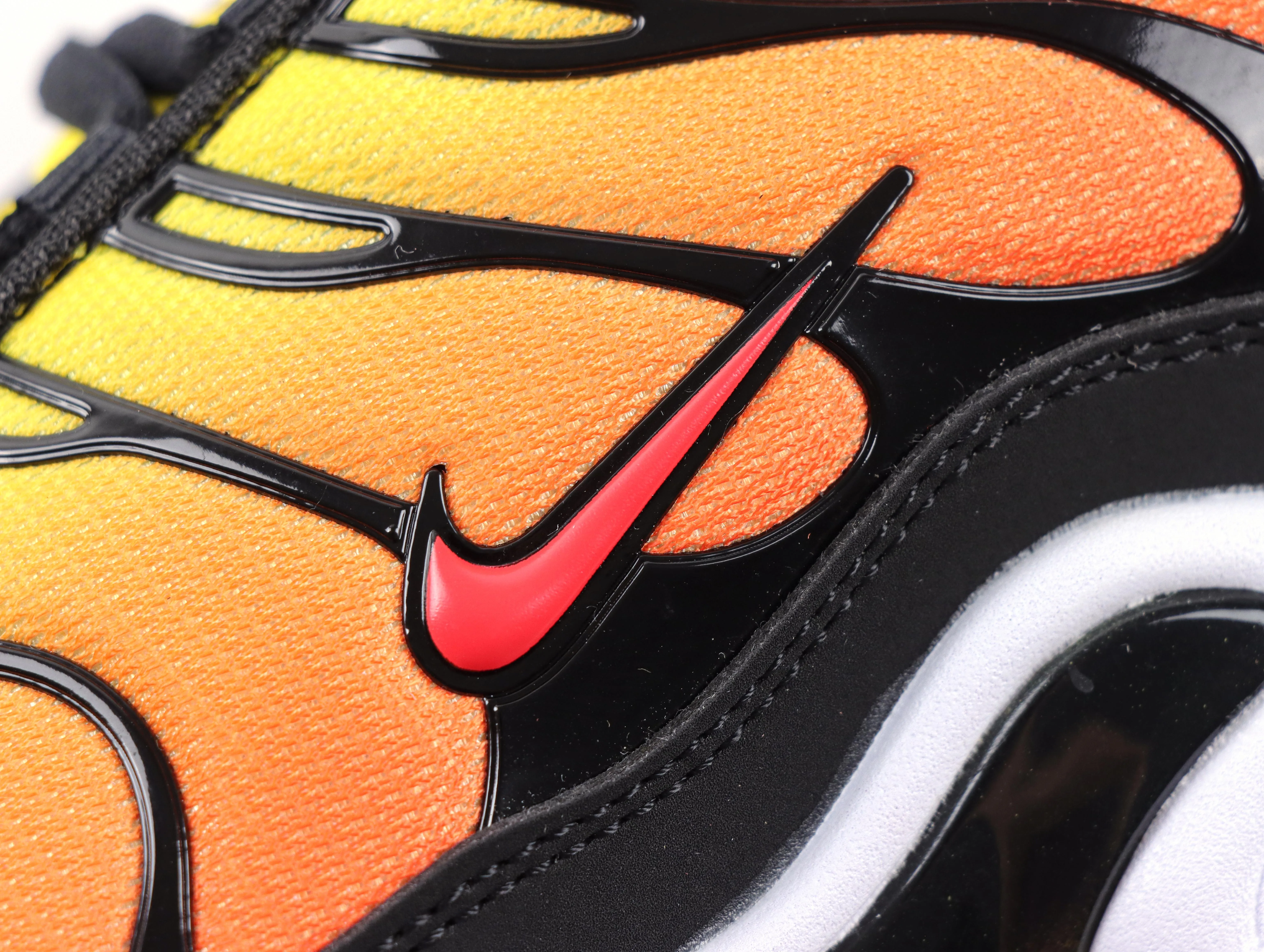 Side logo Detail