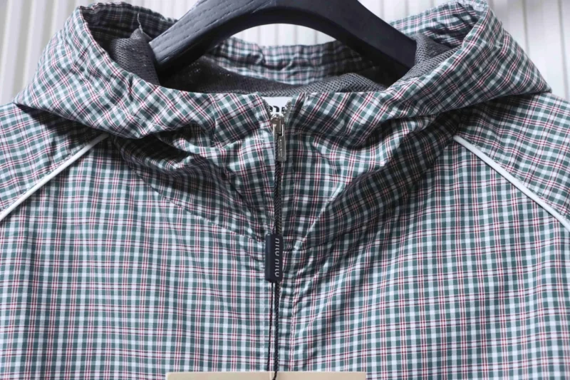 Collar Detail
