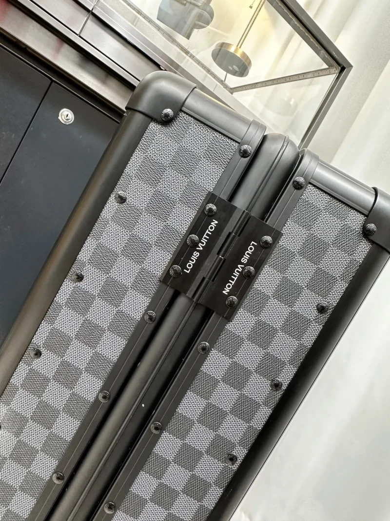 Damier Graphite luggage frame detail